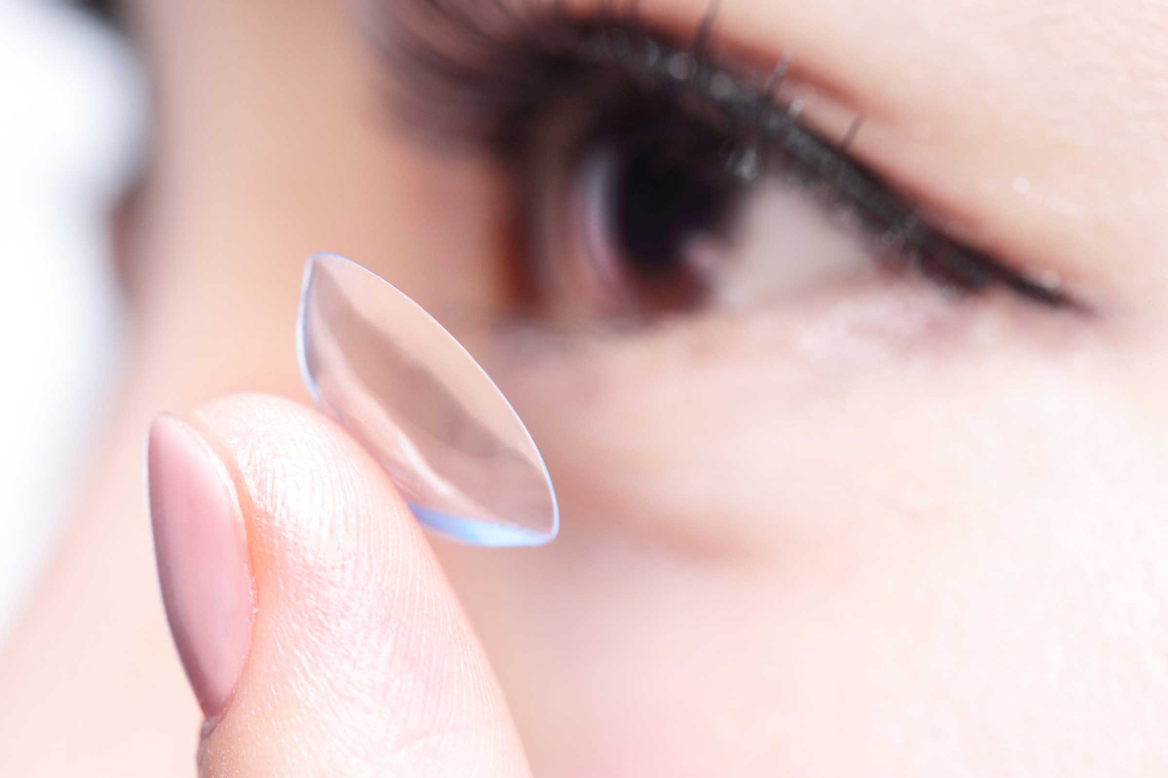 How to Adjust to New Contact Lenses As a FirstTimer