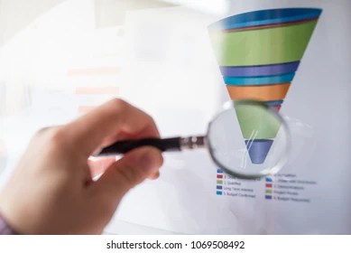Male Hand Pointing Pencil Sales Funnel foto stock (editar