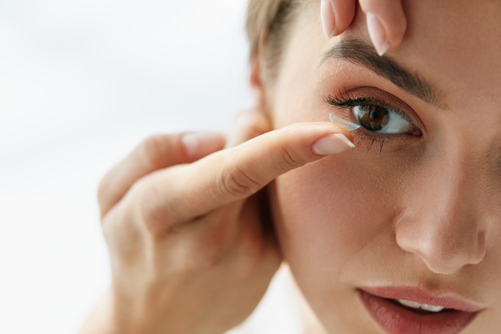8 Risks Of Contact Lenses That Everyone Who Wears Them