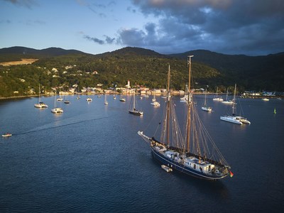 Sailing the Guadeloupe Islands © B. Dequenne